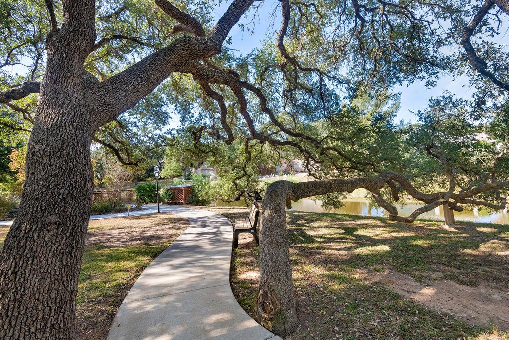 201 Bending Oaks Trail