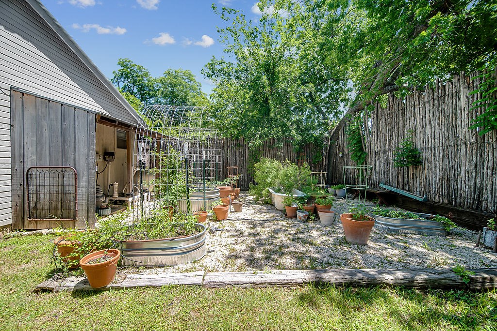 609 W Austin St