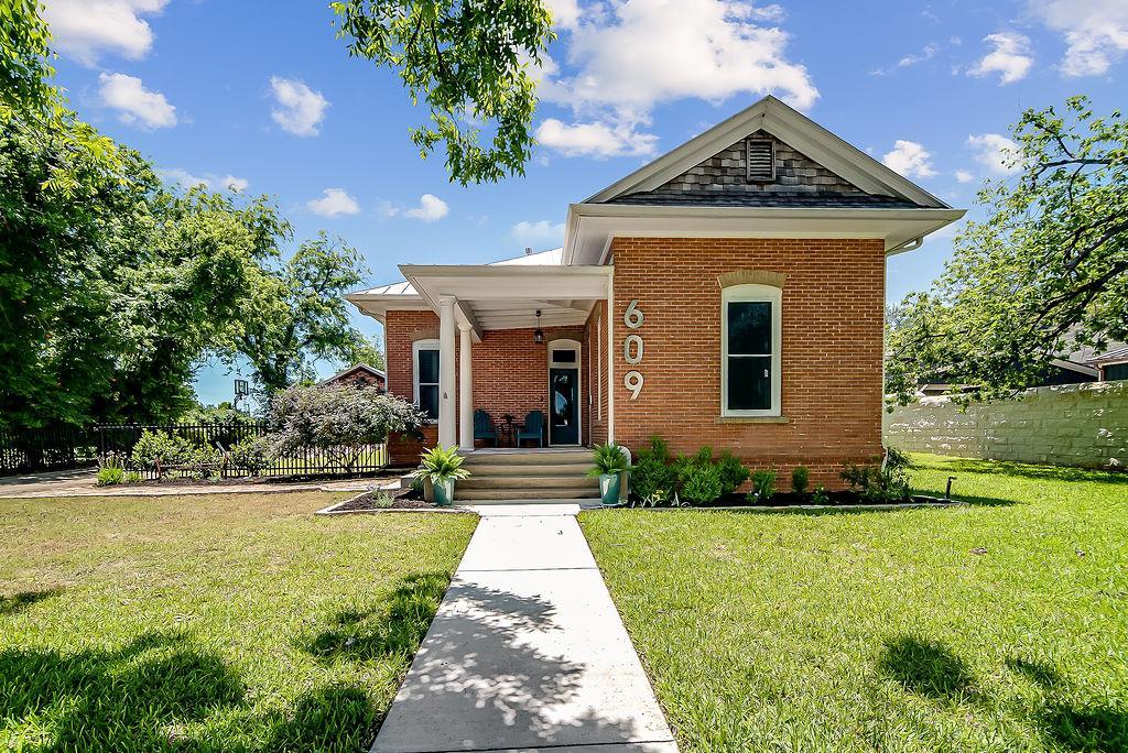 609 W Austin St