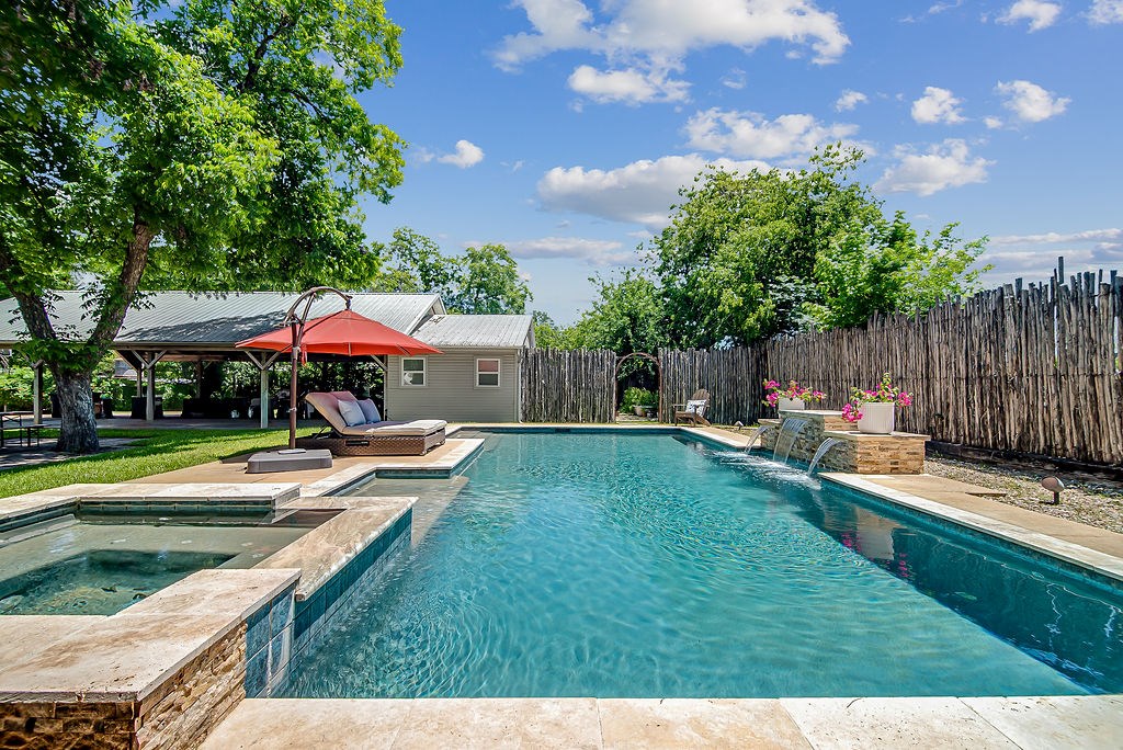 609 W Austin St