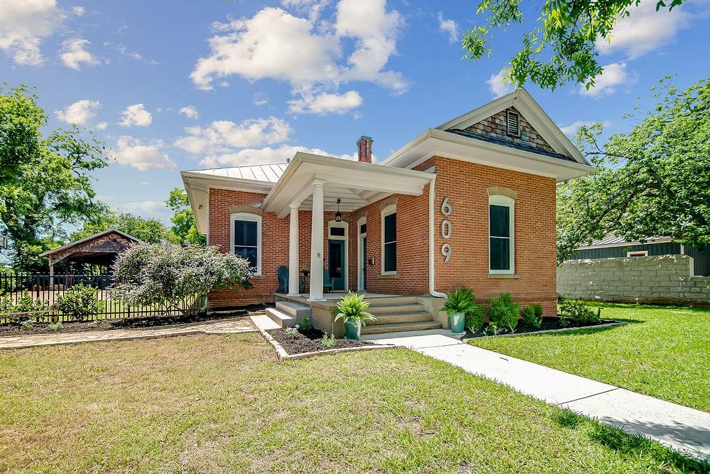 609 W Austin St