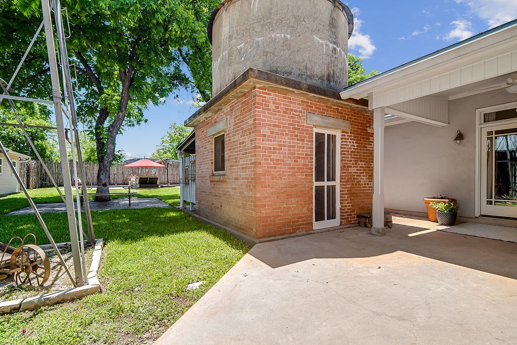609 W Austin St