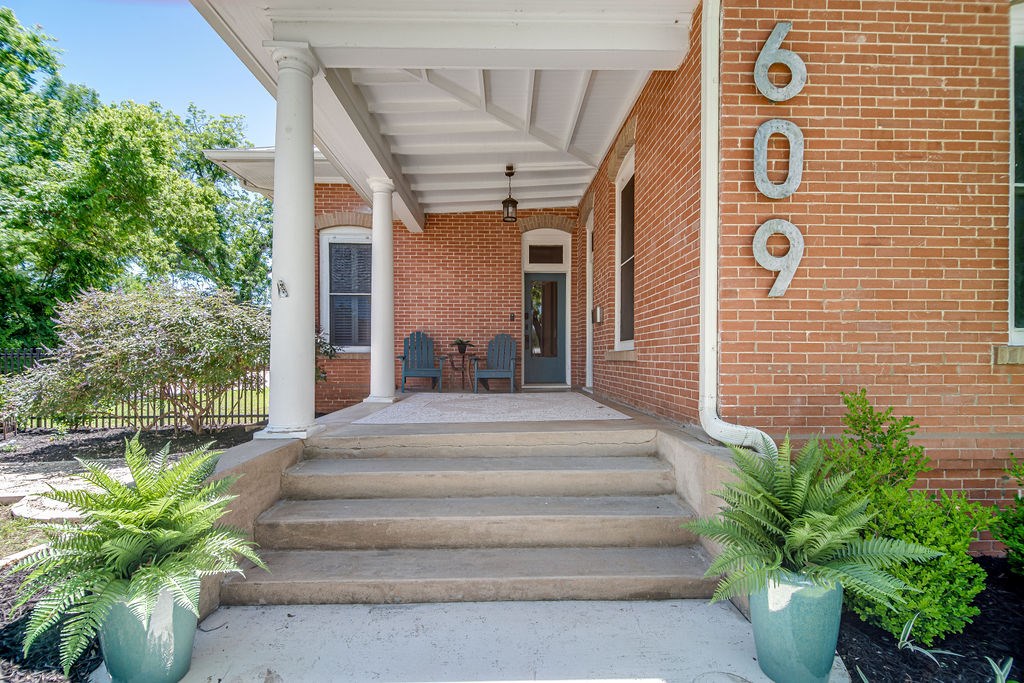 609 W Austin St