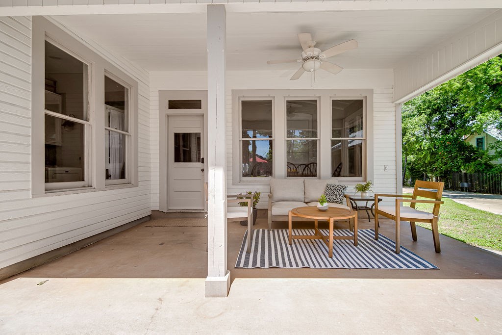 609 W Austin St