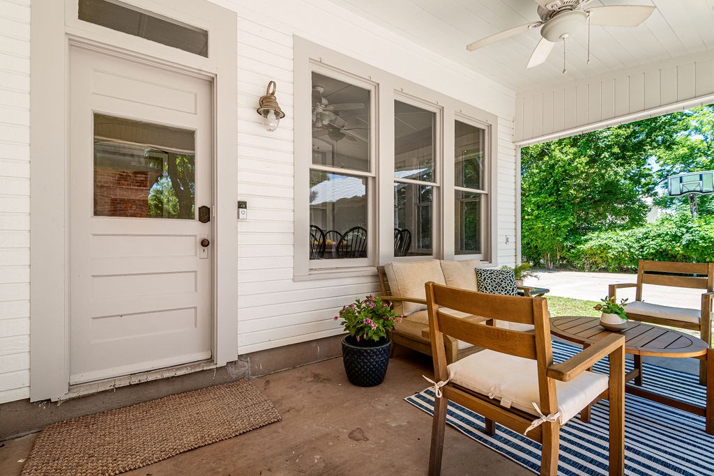 609 W Austin St