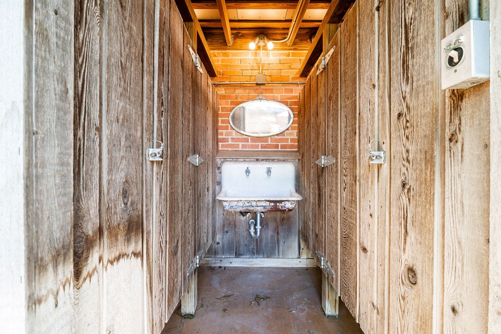 609 W Austin St