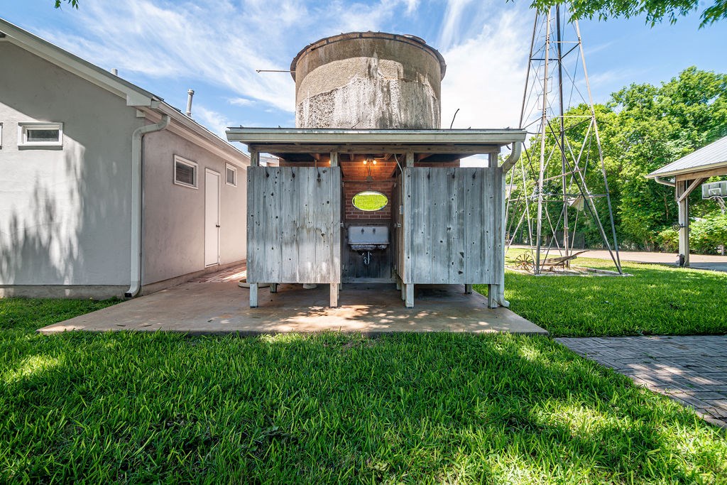 609 W Austin St