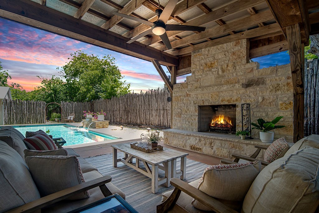 609 W Austin St