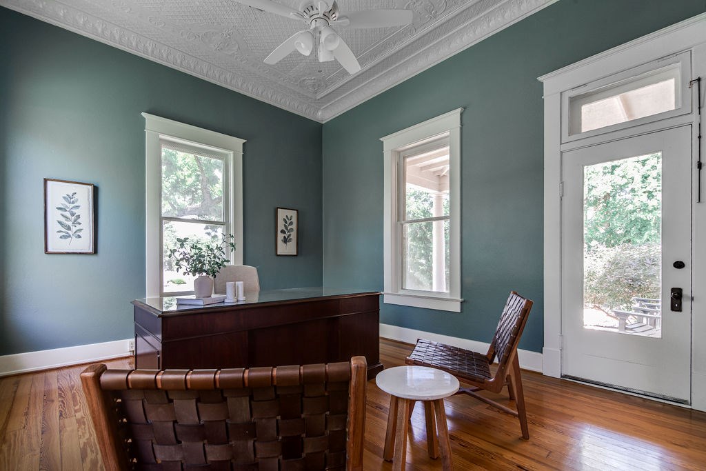 609 W Austin St