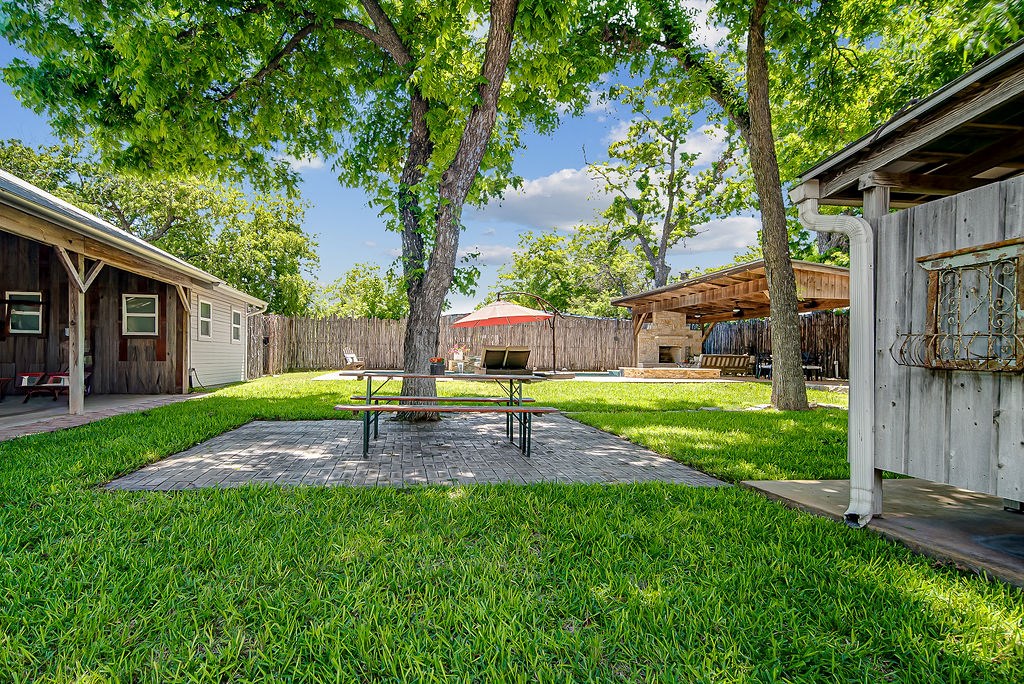 609 W Austin St