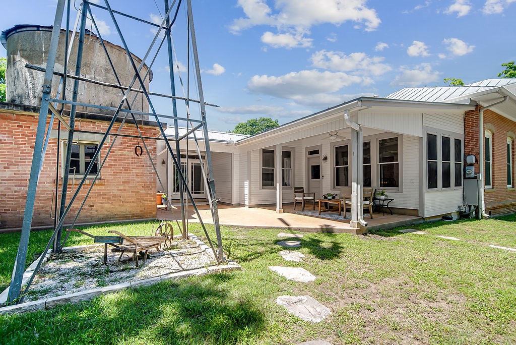 609 W Austin St