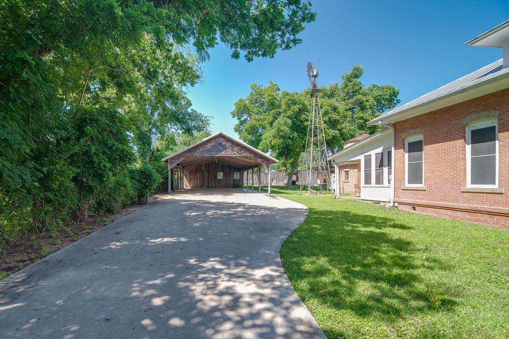 609 W Austin St