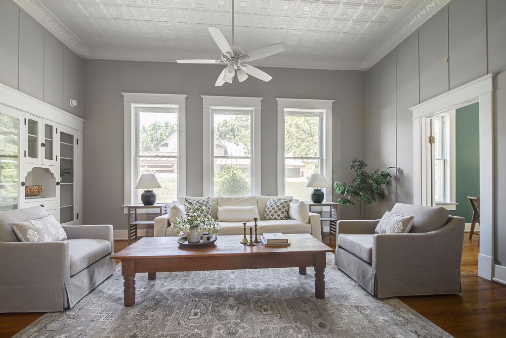 609 W Austin St