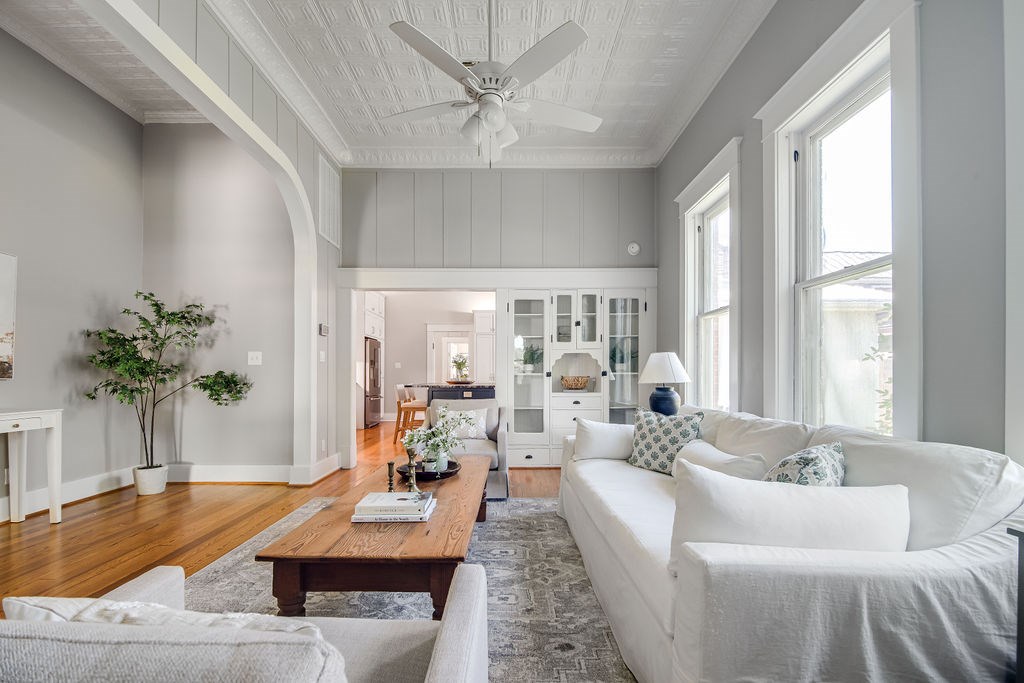609 W Austin St