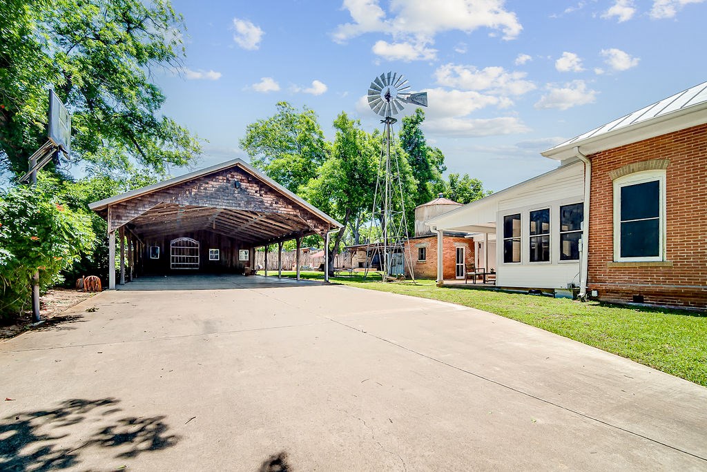 609 W Austin St