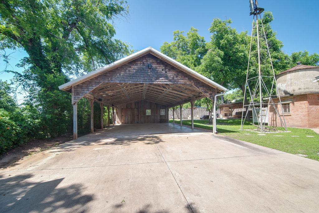 609 W Austin St