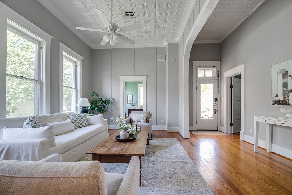 609 W Austin St