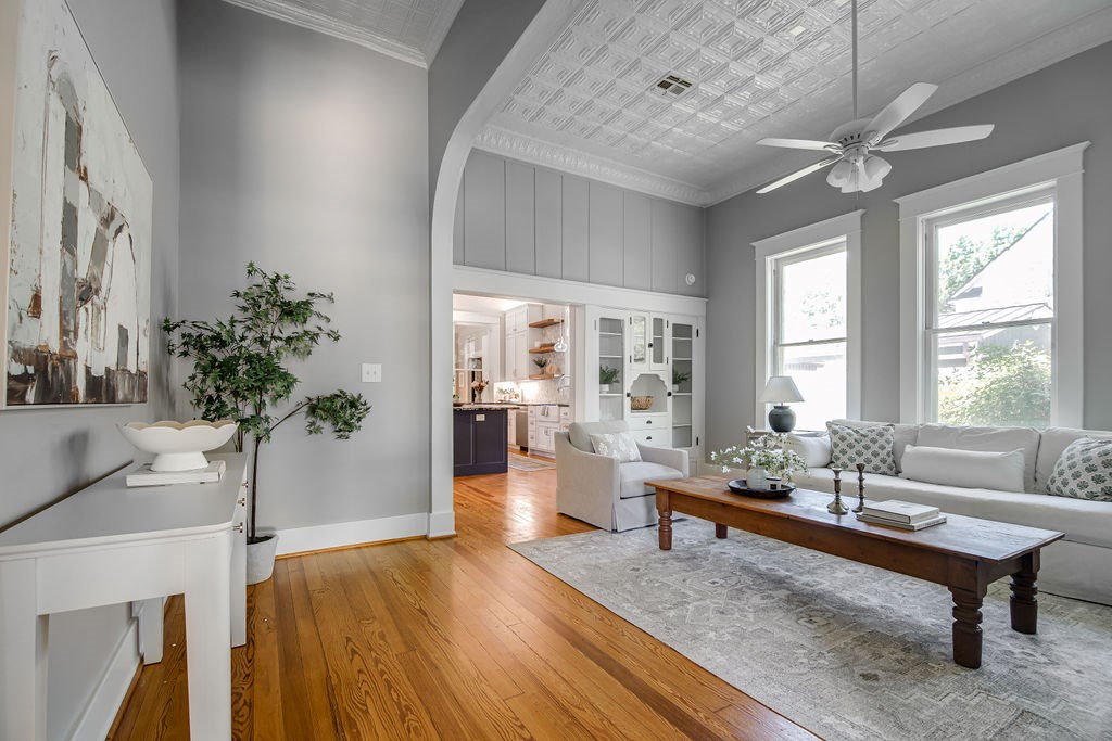 609 W Austin St