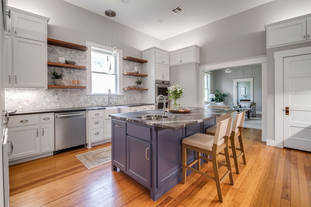 609 W Austin St