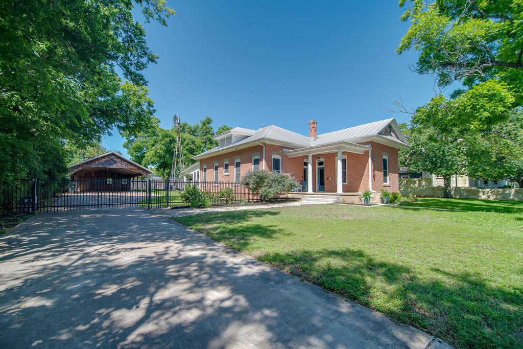 609 W Austin St