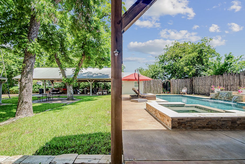 609 W Austin St