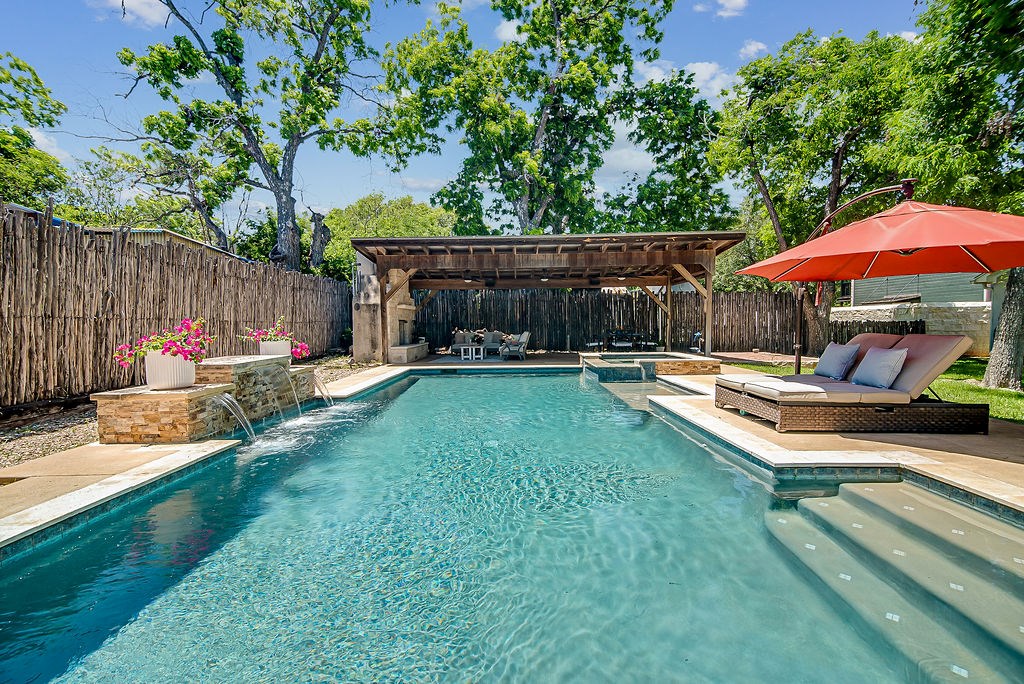609 W Austin St