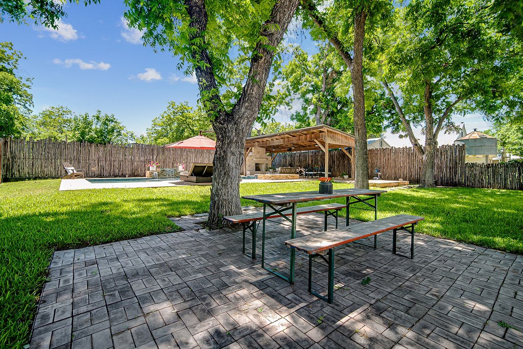 609 W Austin St