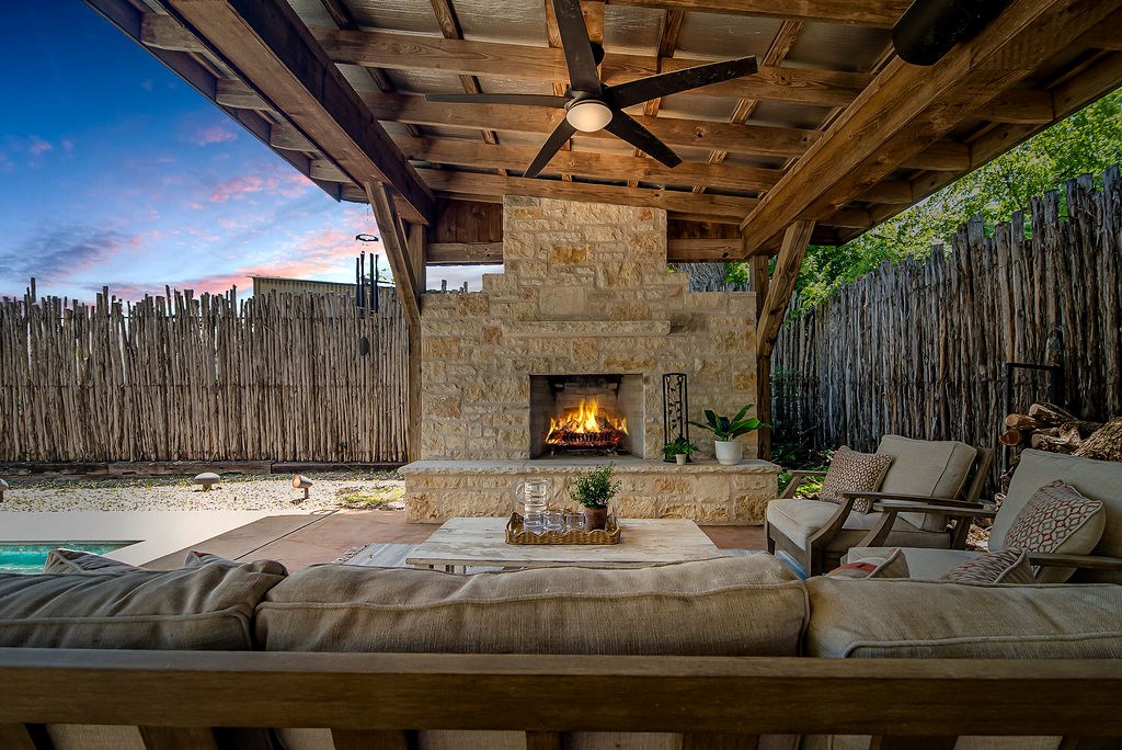 609 W Austin St