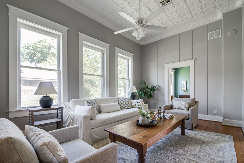 609 W Austin St
