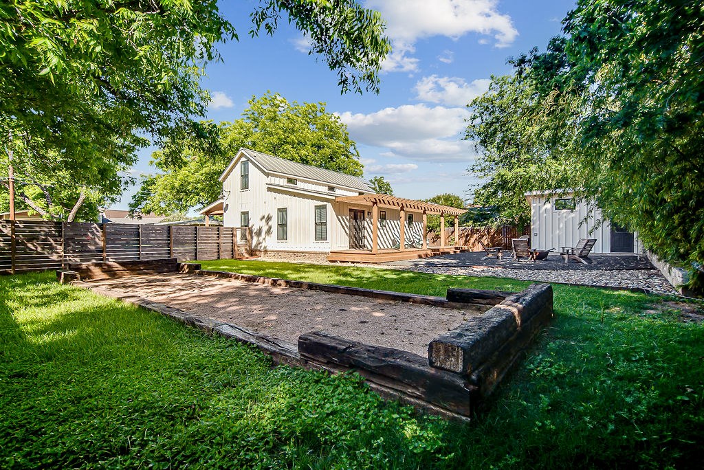 212 W Peach St