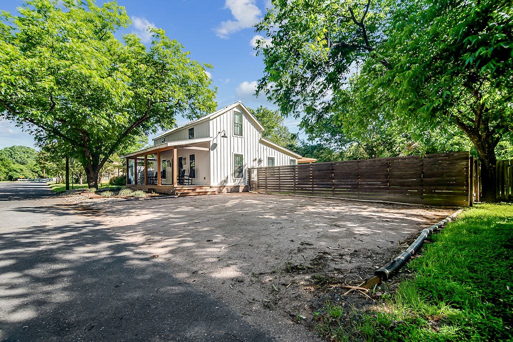 212 W Peach St