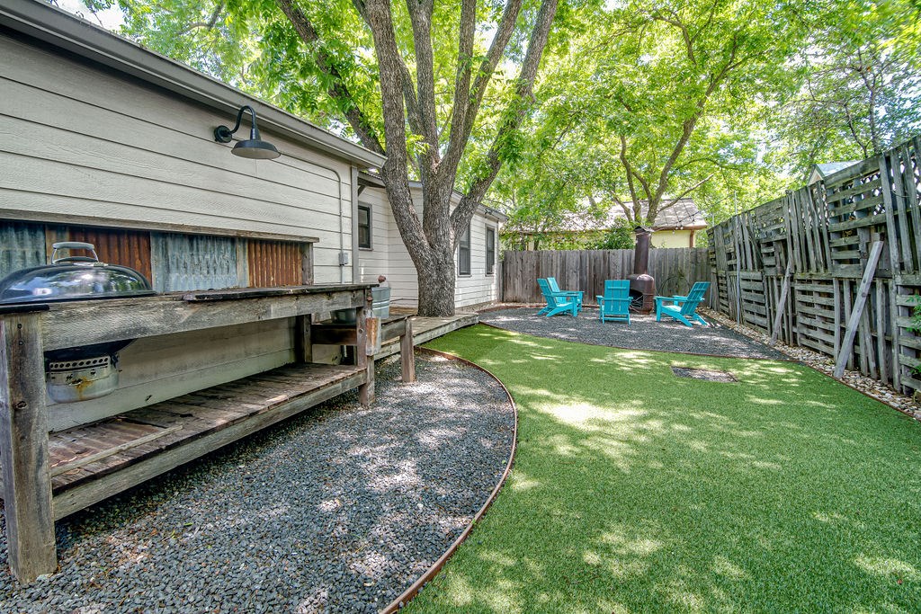 203 W Travis St