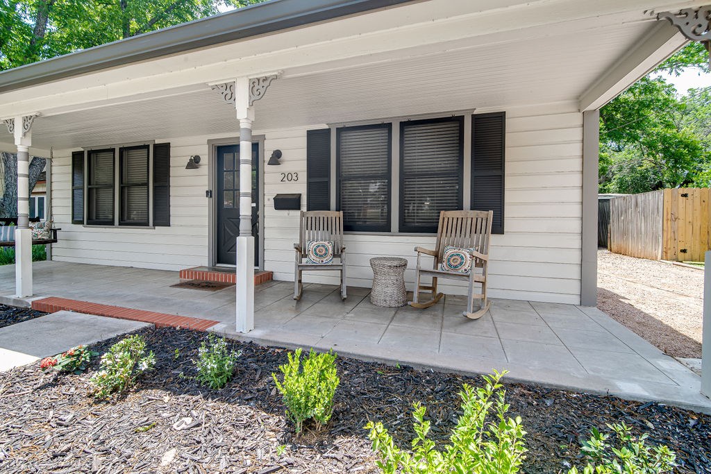 203 W Travis St