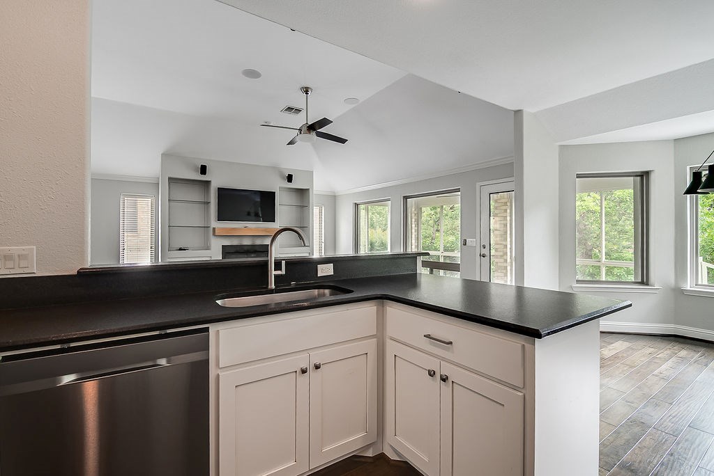 218 E Creekview Dr