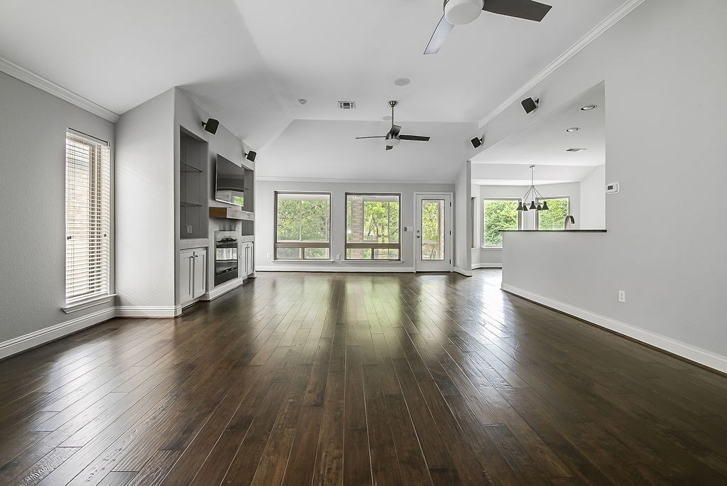 218 E Creekview Dr