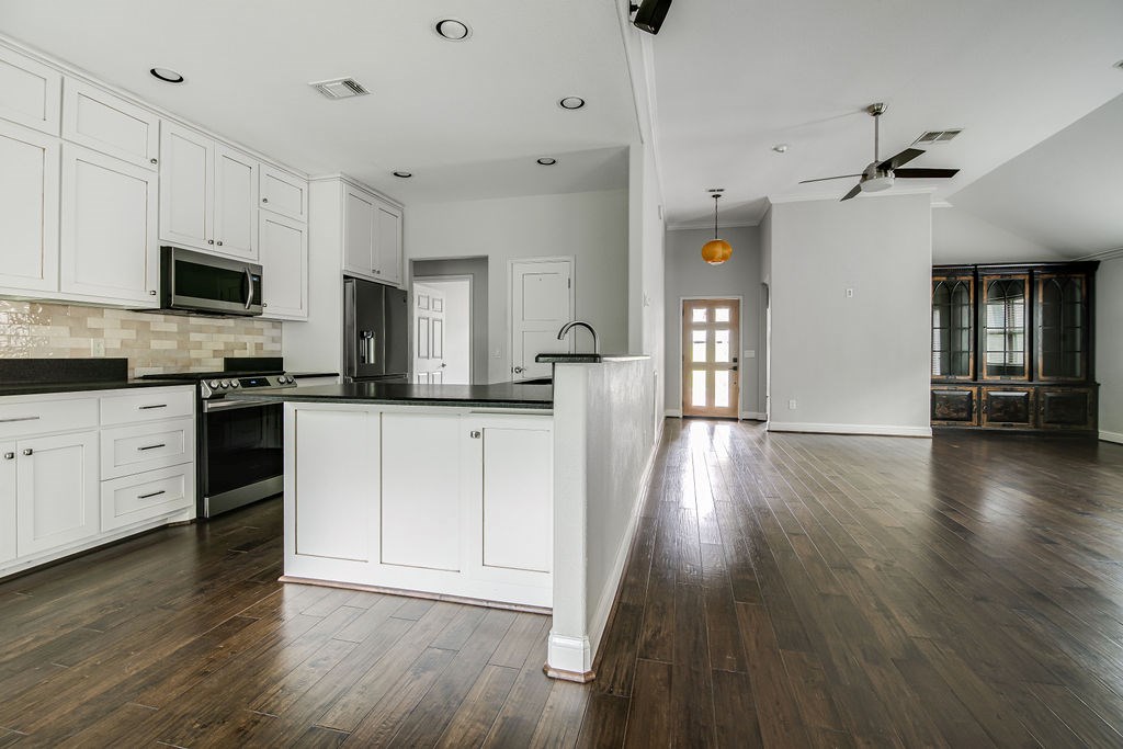 218 E Creekview Dr