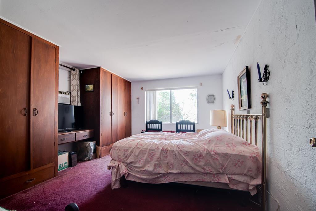 999 Royal Oaks Loop