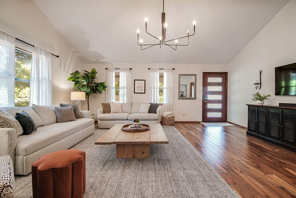 405 Sunset St