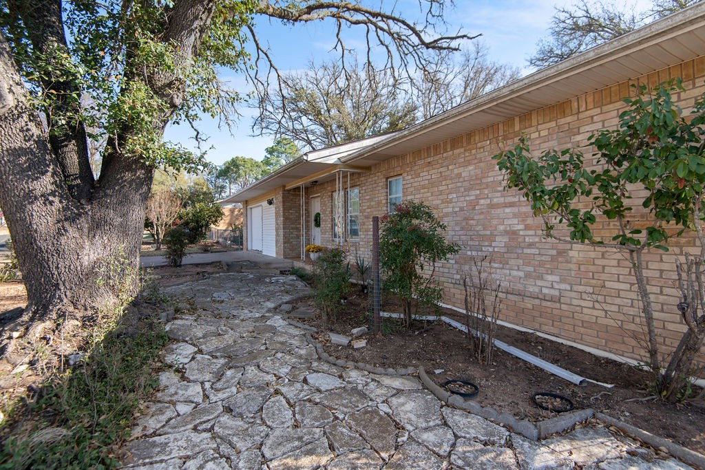 208 Crestwood Dr