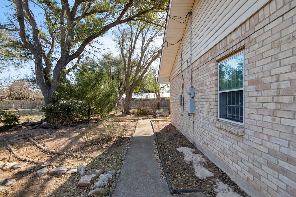 208 Crestwood Dr