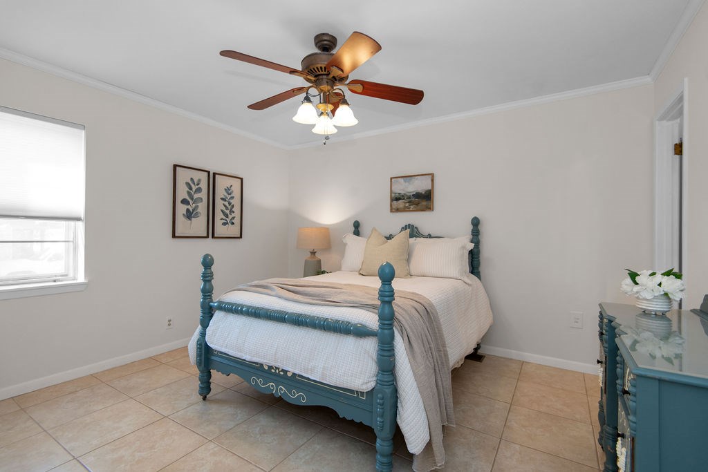 208 Crestwood Dr