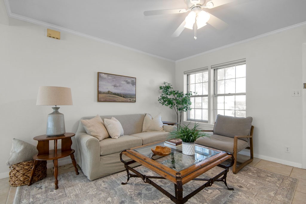208 Crestwood Dr