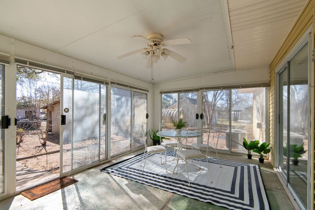 208 Crestwood Dr