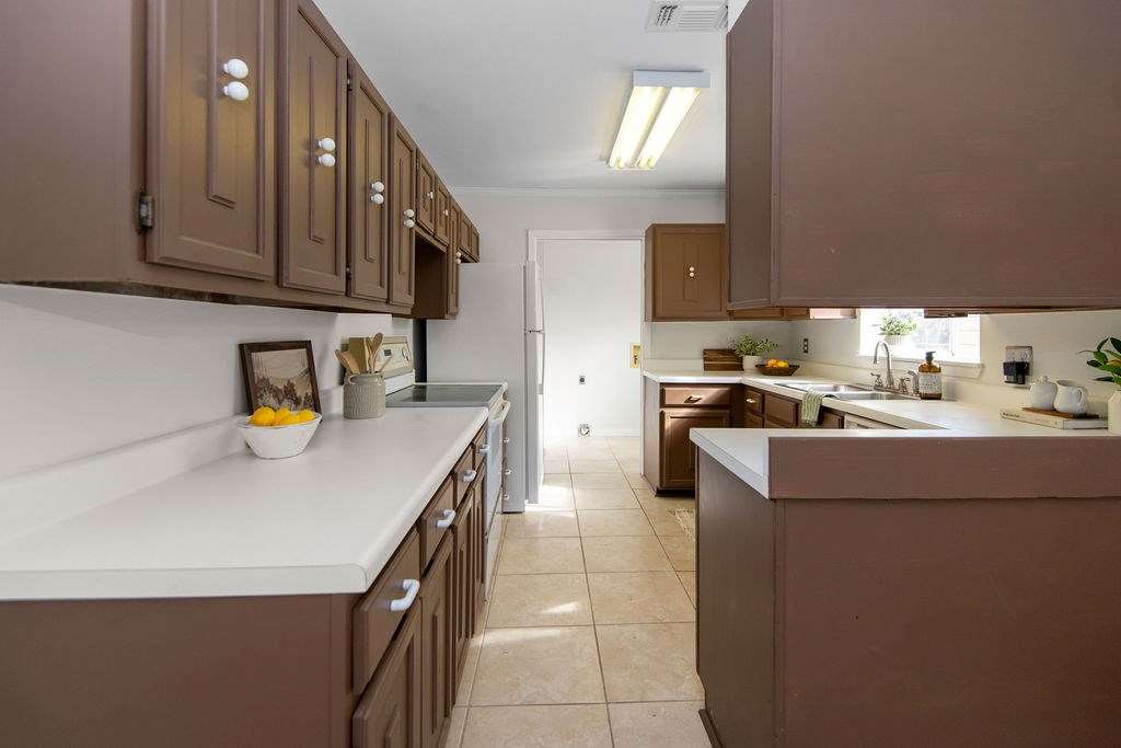 208 Crestwood Dr