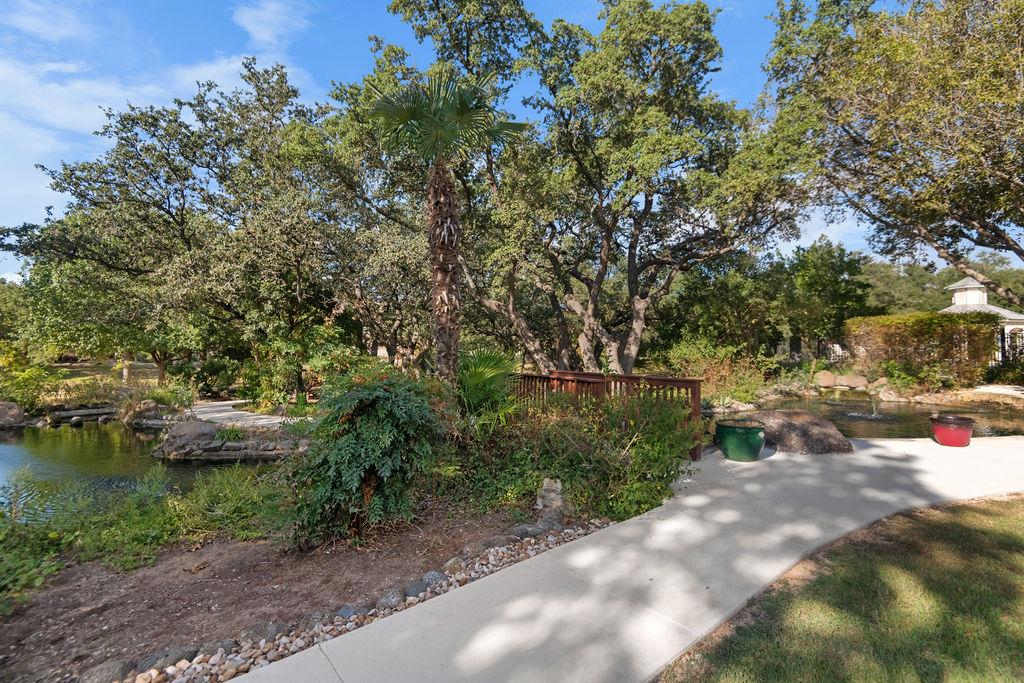208 E Creekview Dr