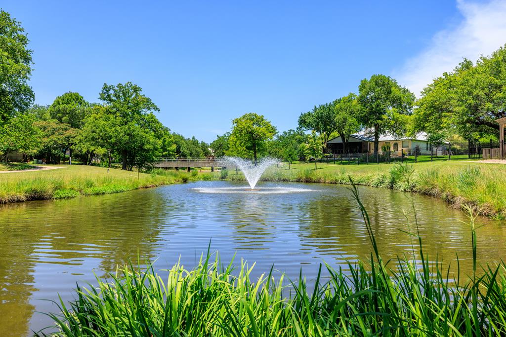 208 E Creekview Dr