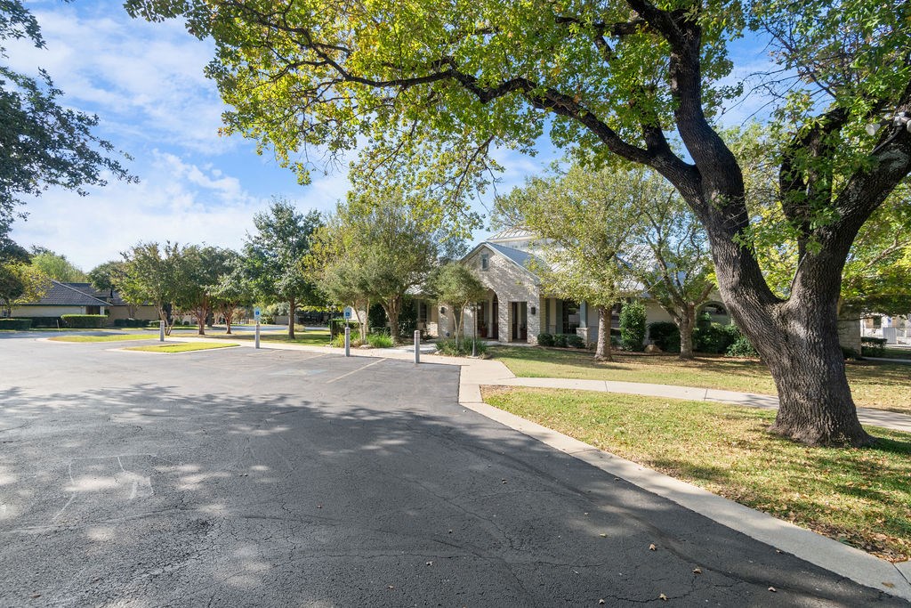 208 E Creekview Dr