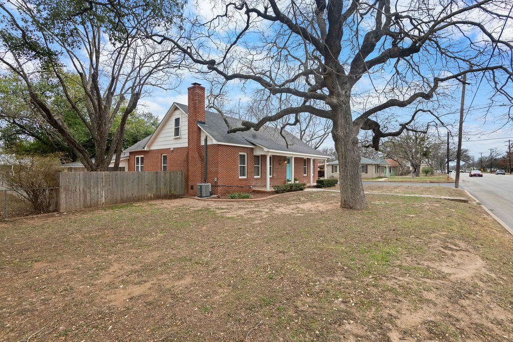 901 N Llano St
