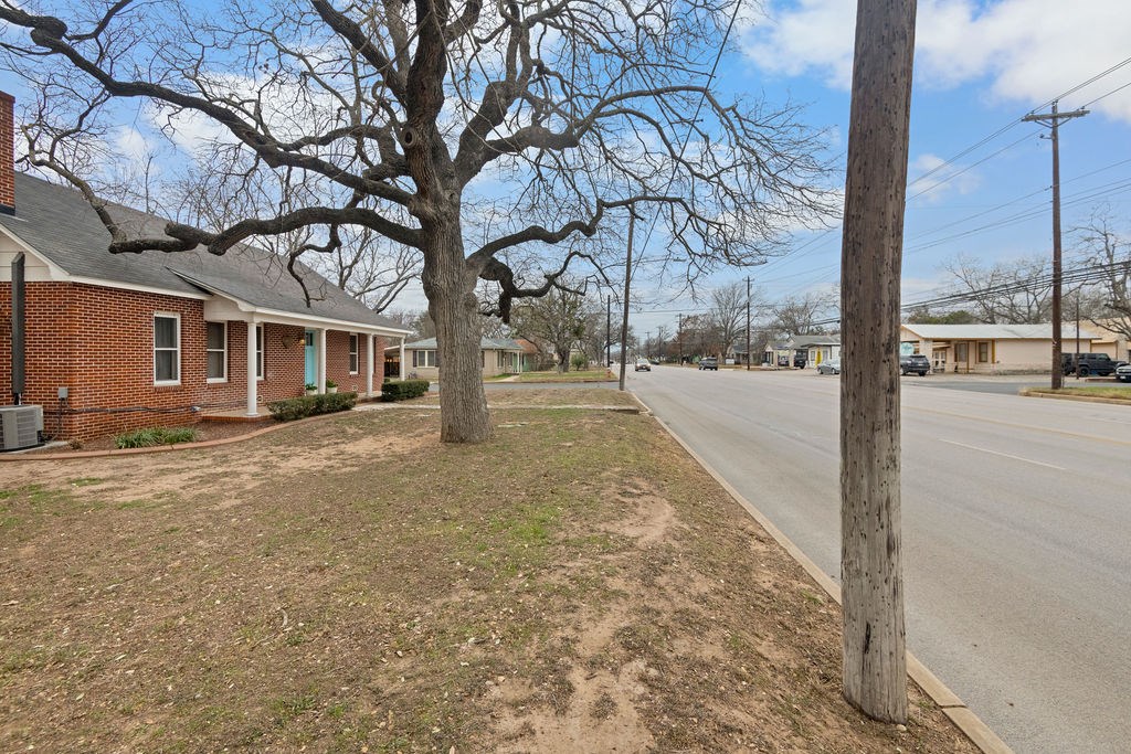 901 N Llano St