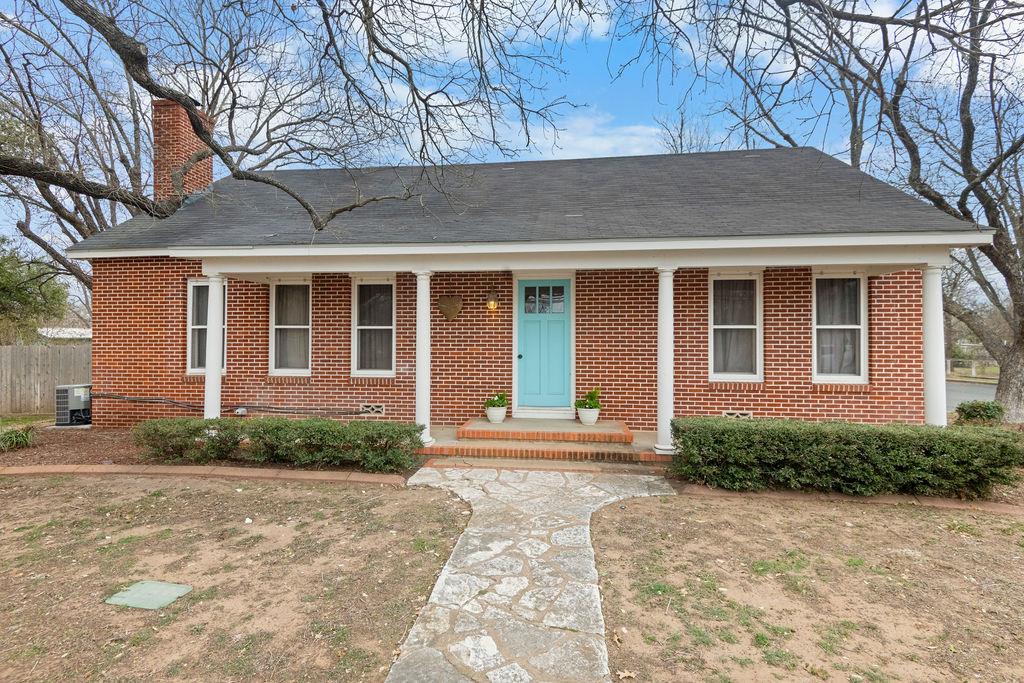 901 N Llano St